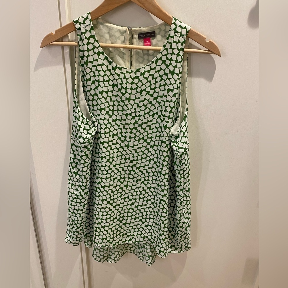 NWOT Vince Camuto hi-low pleated pattern sleeveless blouse - size medium